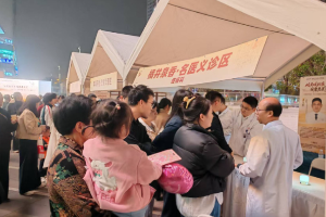长沙星沙：中医夜市牵手养老助餐，“敬老月”里摆开银龄大集